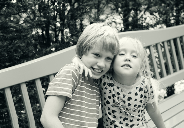 Tyttö autistisen veljensä kanssa
 - Valokuva, kuva