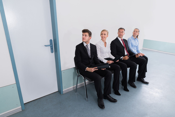 Os candidatos sentados na cadeira no escritório
 - Foto, Imagem