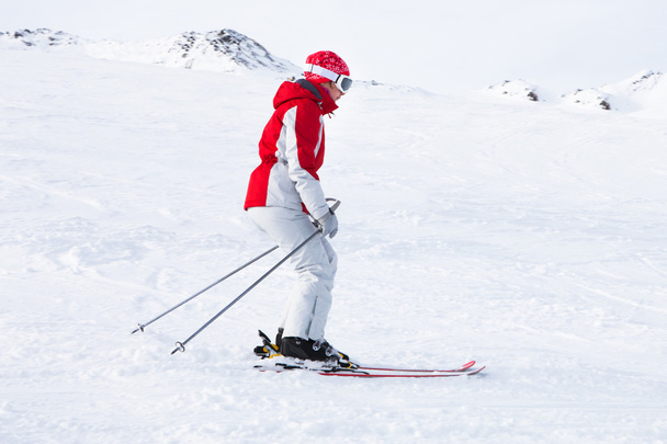 esquiadora femenina en la estación de esquí
 - Foto, Imagen