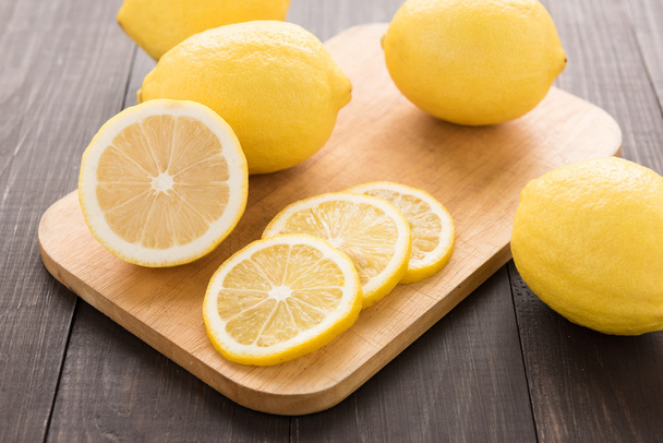 Fresh slice lemon on the wooden table - Foto, Bild