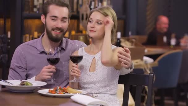 Verlobtes Paar mit Weingläsern im Restaurant - Filmmaterial, Video
