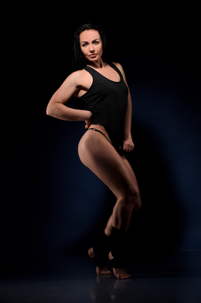 молода жінка-спортсменка в чорній білизні
 - Фото, зображення