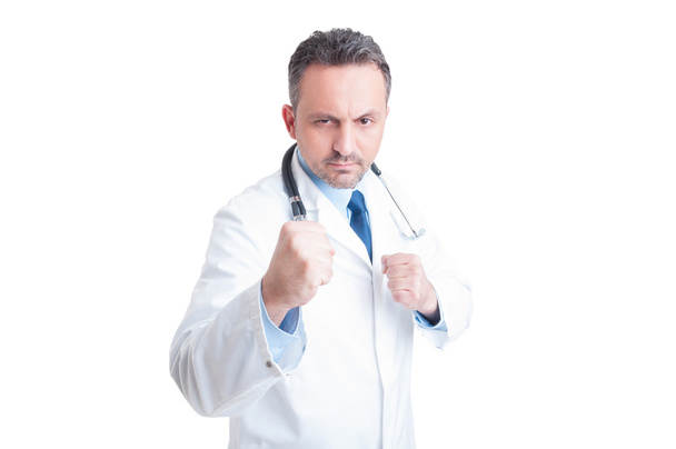 Médico guapo o médico mostrando puños y amenazante
 - Foto, imagen