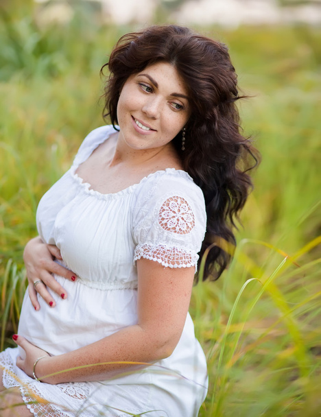 Όμορφη έγκυο γυναίκα σε wite φόρεμα εκτός - Φωτογραφία, εικόνα
