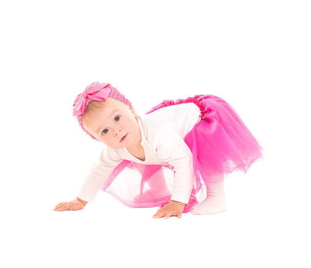 ピンクのチュチュで四つん這いで立っている女の赤ちゃん - 写真・画像