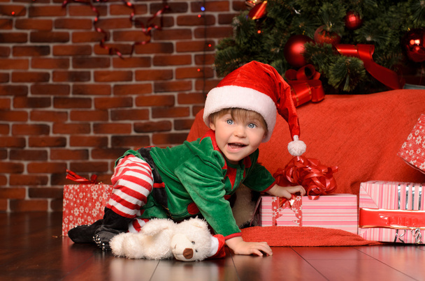 маленький мальчик в костюме в рождественском интерьере
 - Фото, изображение