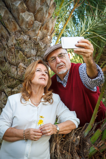 Vanhempi mies ja vanhempi nainen tekemässä omakuvaa
 - Valokuva, kuva