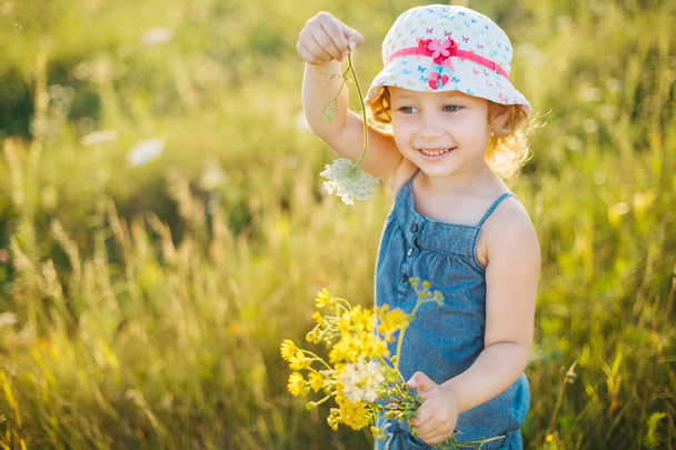 Portrait of a little girl walking in the field - Zdjęcie, obraz