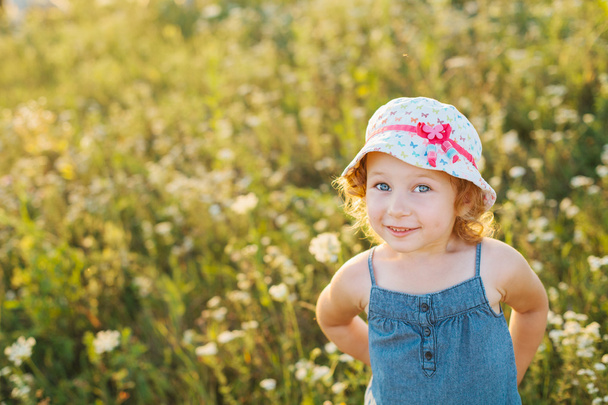 Portrait of a little girl walking in the field - Φωτογραφία, εικόνα