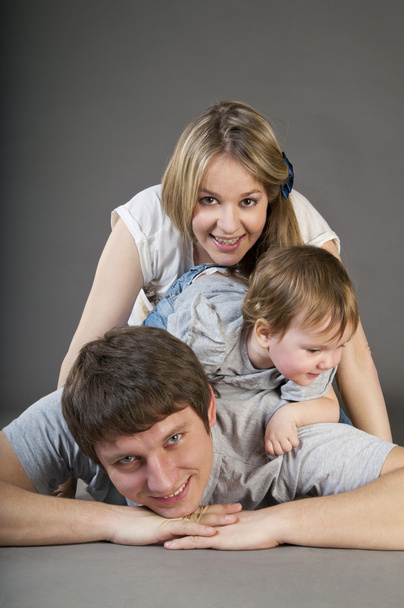 ενθουσιασμένος, χαρούμενος νεαρή οικογένεια σε μια χαρούμενη συνωστισμός - Φωτογραφία, εικόνα