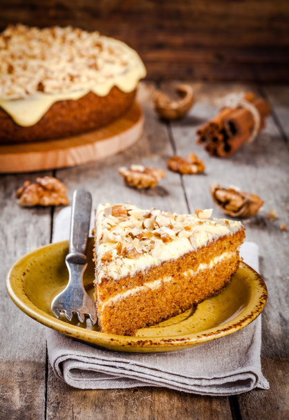 Piece of homemade carrot cake with walnuts - Foto, afbeelding