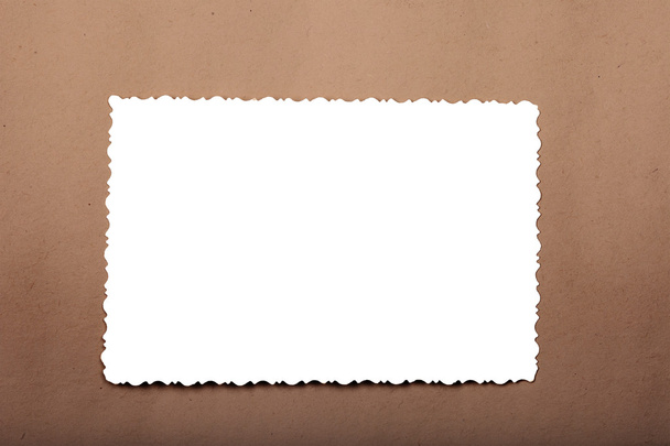 Formulaire blanc vierge pour photos dans une vieille boîte en carton
 - Photo, image