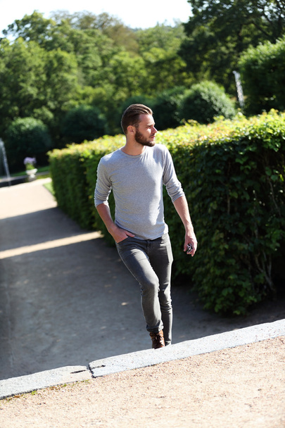 Hombre de moda caminando fuera en el verano
 - Foto, imagen