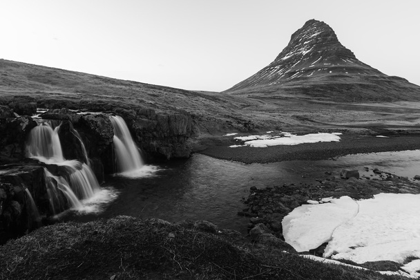 冬の終わりの中に黒と白の Kirkjufell 火山山 - 写真・画像