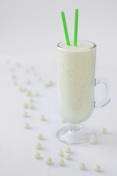 Melk yoghurt smoothie cocktail witte snoep daling - Foto, afbeelding