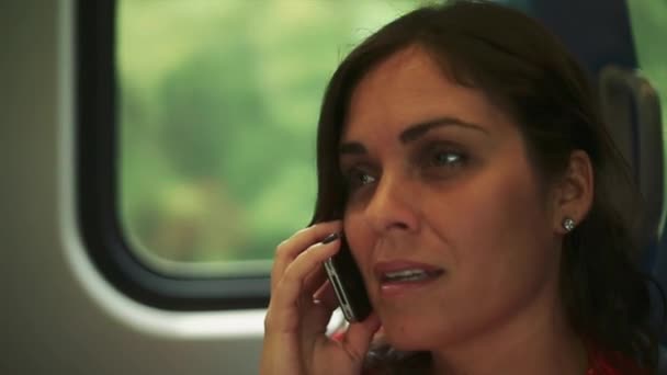 Close up de mulher falando em seu dispositivo móvel dentro de um trem
 - Filmagem, Vídeo