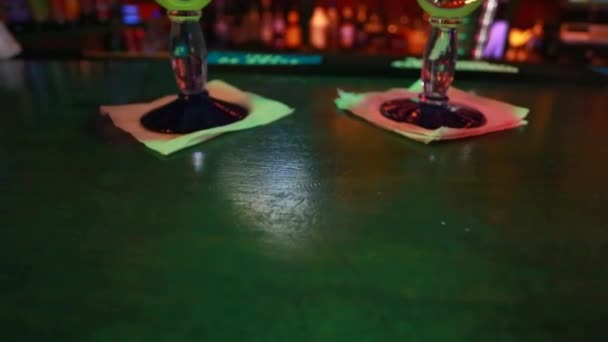 Omhoog kantelen van twee Margaritas zitten in kleurrijke bar - Video