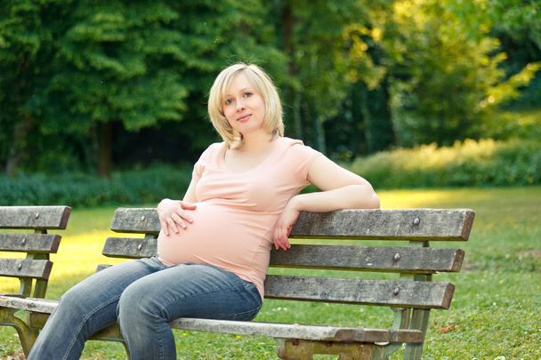 Pregnant woman in the park - Fotoğraf, Görsel