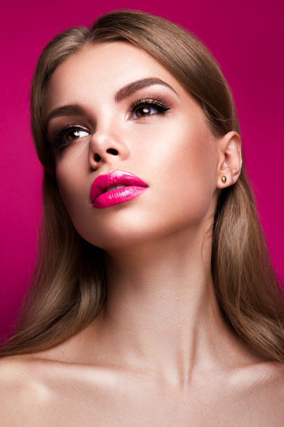 Close-up portrait of beautiful woman with bright make-up - Foto, afbeelding