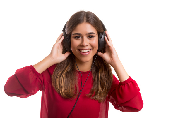 Женщина слушает музыку в наушниках - Фото, изображение