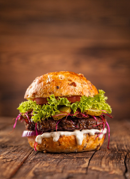 Delicious hamburger on wood - Фото, изображение