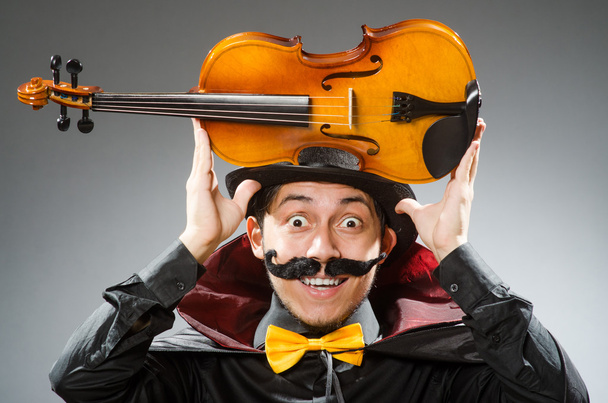 Смішний скрипковий гравець у топі
 - Фото, зображення