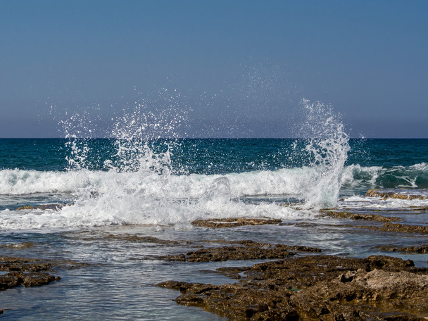 golven breken op de kust rotsen - Foto, afbeelding