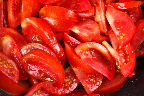 grono świeże czerwone pomidory krojone duszone na patelni - Zdjęcie, obraz