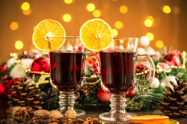 Christmas hot mulled wine with spices - 写真・画像