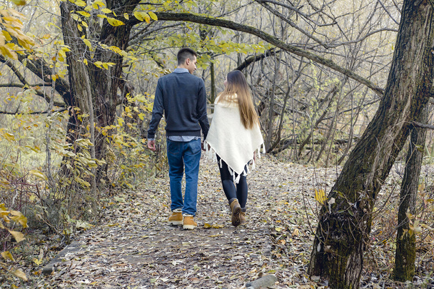 Teen couple at autumn park - Foto, imagen
