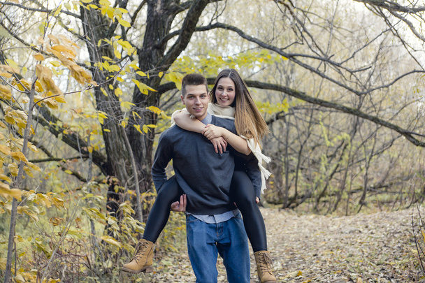έφηβος ζευγάρι στο πάρκο φθινόπωρο - Φωτογραφία, εικόνα