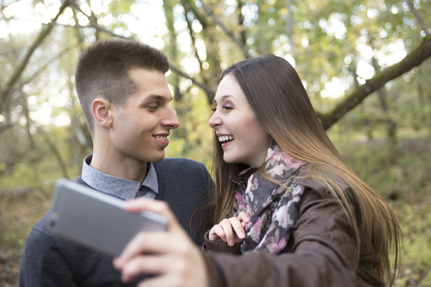 Teen couple at autumn park - Foto, afbeelding