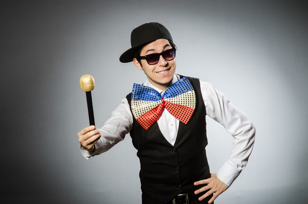 Lustiger Mann mit Mikrofon im Karaoke-Konzept - Foto, Bild