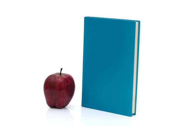 Sininen kirja omenalla
 - Valokuva, kuva