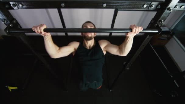Athletic man pulled on the bar top view - Materiaali, video