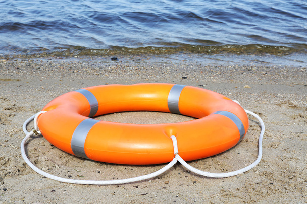 A life buoy on the beach - Фото, зображення