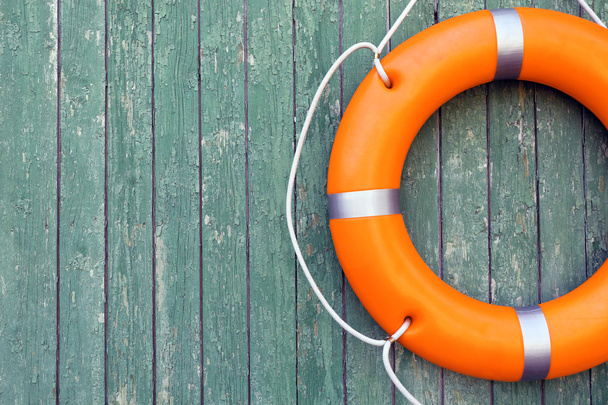 A life buoy on green wooden background - Фото, зображення