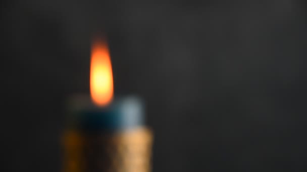 Modré svíce třesoucí se plamen s šedým pozadím zaměření v místě a foukané ven - Záběry, video
