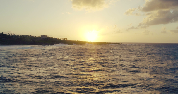 Antenne Over oceaan golven breken in Sunset licht - Video