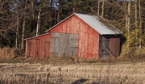 Stará červená stodola na venkově - Fotografie, Obrázek