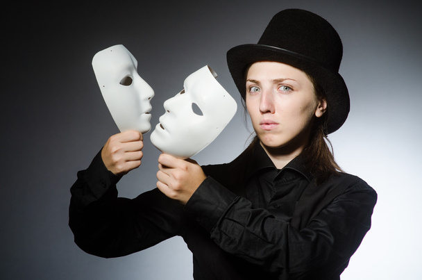 Kobieta z maską w zabawnej koncepcji - Zdjęcie, obraz