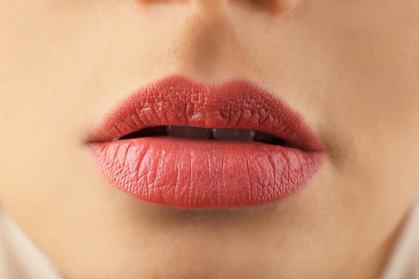 Widok na beżowy usta kobiety, szczelnie-do góry - Zdjęcie, obraz