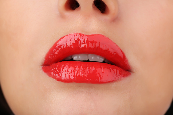 Вид на жіночі червоні губи крупним планом
 - Фото, зображення