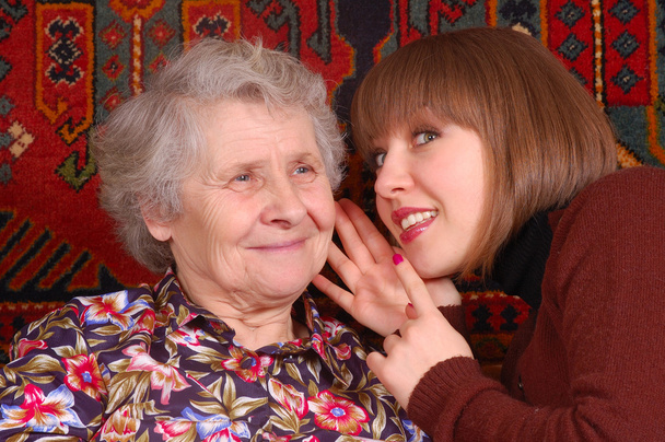 Бабуся і онука пліткують
 - Фото, зображення