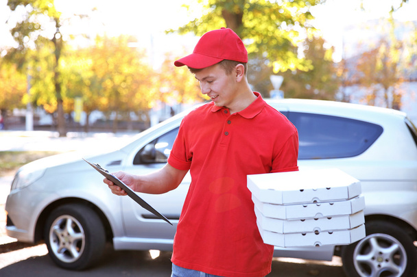 Szállítási fiú pizza dobozok - Fotó, kép