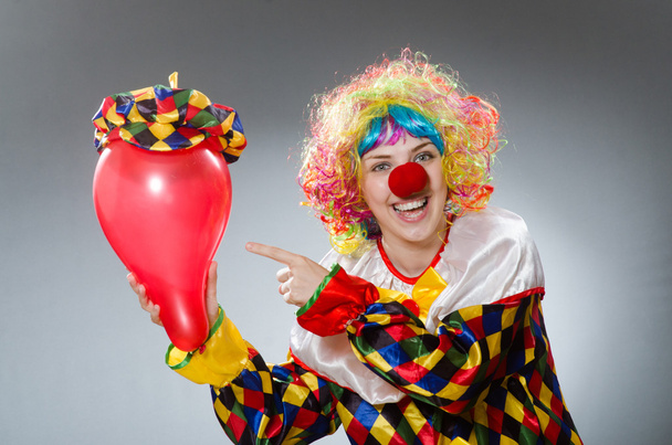 Clown mit Luftballons in lustigem Konzept - Foto, Bild