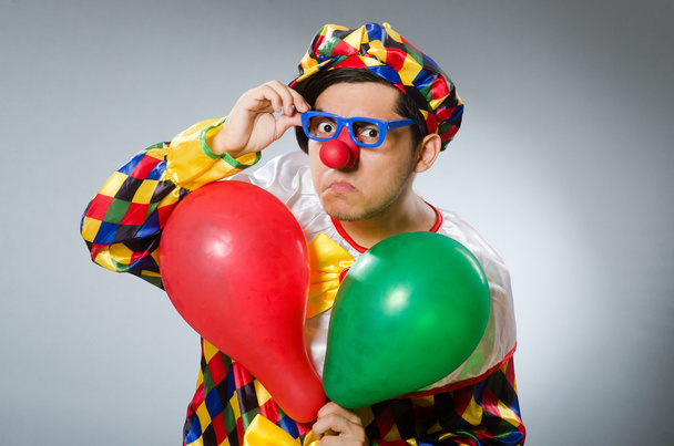 Clown met ballonnen in grappig concept - Foto, afbeelding