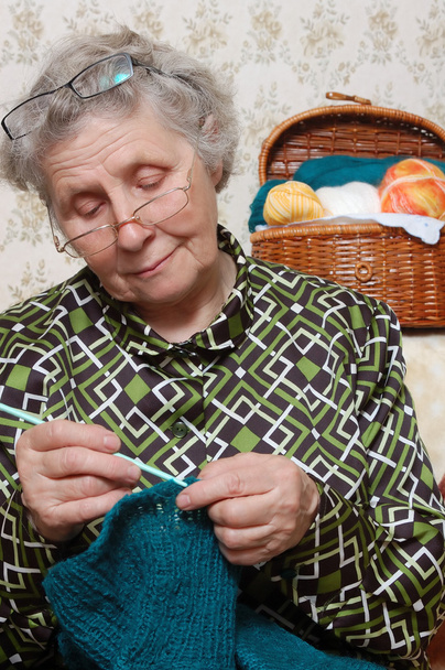 Spectacled grandmother to crochet cardigan - Foto, imagen