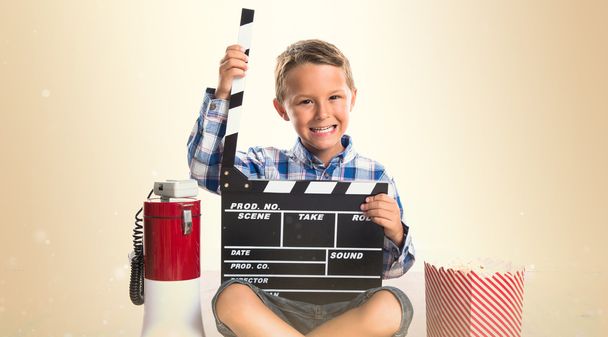 Kind mit Klappbrett und Popcorn - Foto, Bild