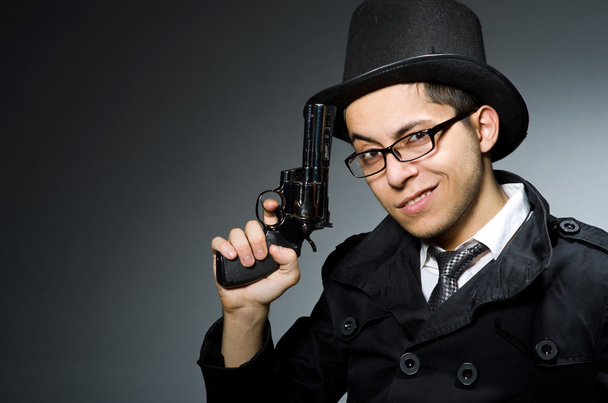 黒いコート グレーに対して hadgun を保持している犯罪者 - 写真・画像